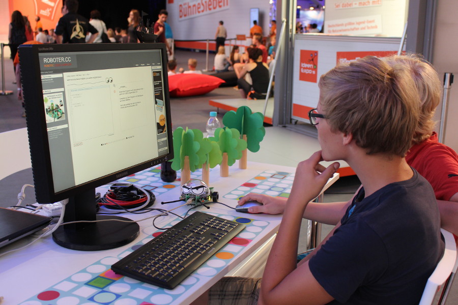 Schüler programmiert einen NIBObee Roboter auf der IdeenExpo 2015 in Hannover