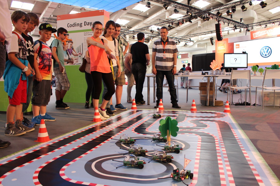 Schülerin steuert einen NIBObee Roboter auf der IdeenExpo 2015 in Hannover