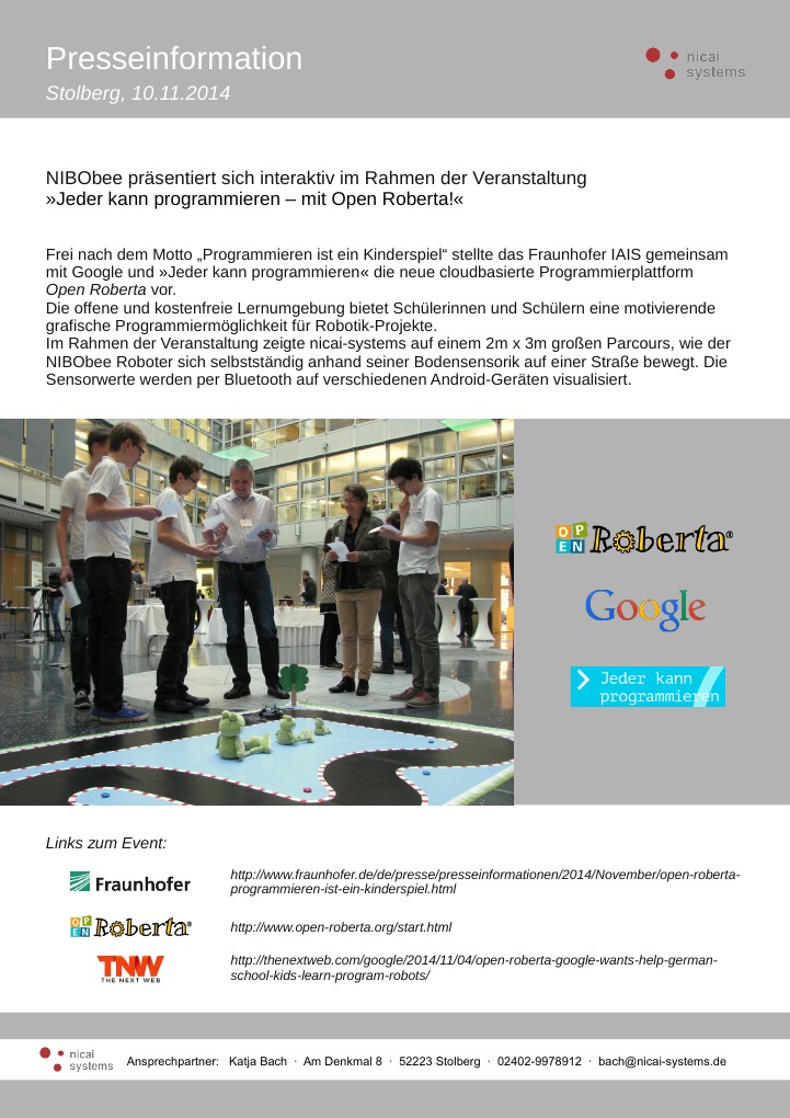 NIBObee Roboter fährt auf einem Parcours beim Open Roberta Kick-Off-Event in Berlin